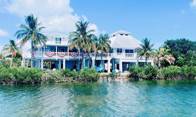 Cutthroat Harbor Estates Maison | Oceanfront Gated Corner lot Amazing Sunsets. 90” BoatDock & 12 person Swim Spa!