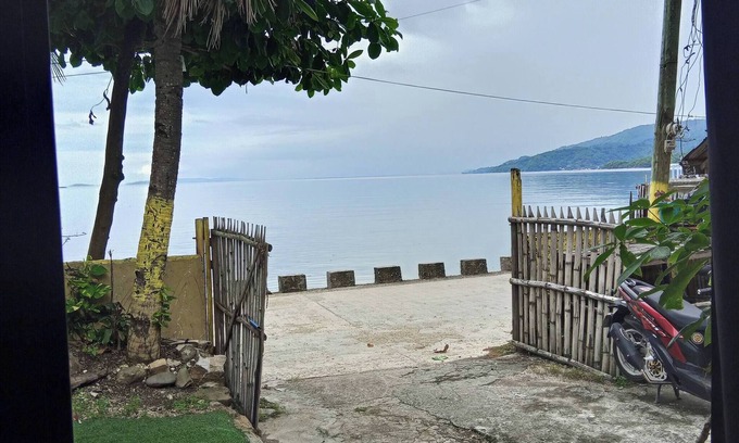 Puerto Galera Maison | Oceanfront Guest House