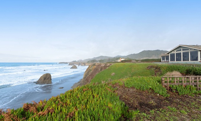 Fort Bragg Maison | Maison en bord de mer sur les falaises avec bain à remous, véranda et accès à la plage privée!