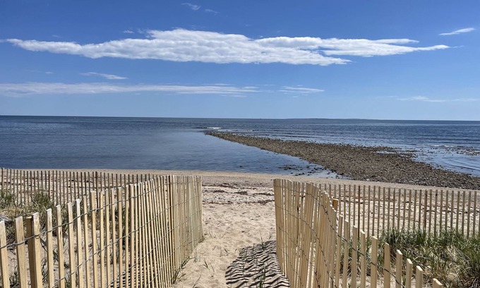 Matunuck Cottage | Oceanfront! Plage privée, moderne, WiFi, HDTV, A / C dans nos 2 chalets