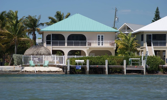 Breezeswept Beach Estates Maison | Location en bord de mer avec piscine chauffée, Dock & Tiki Hut