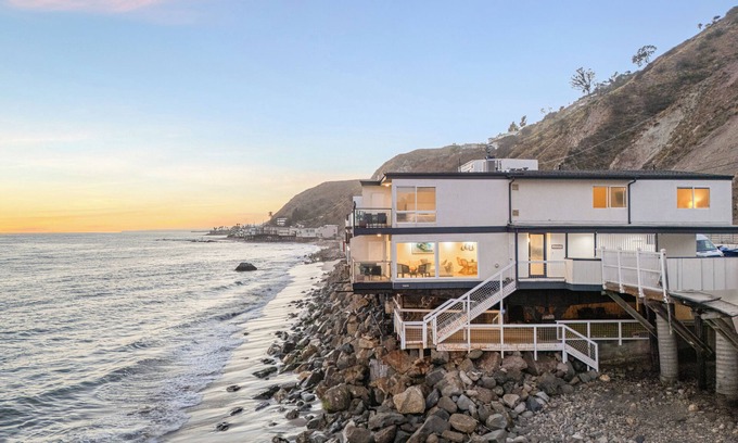 Eastern Malibu Copropriété | Oceanfront Retreat with Multiple Balconies, Direct Beach Access & Sweeping Views
