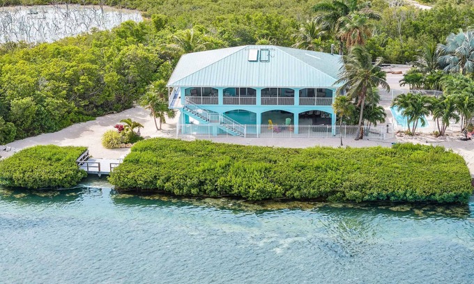 Cutthroat Harbor Estates Maison | Oceanfront Seclusion, Oceanfront with pool