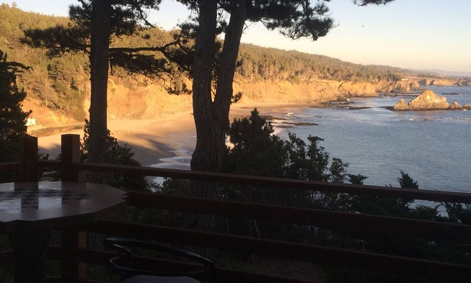 Anchor Bay Appartement | Oceanfront Studio with views of the Pacific Ocean & Direct Access to the Beach