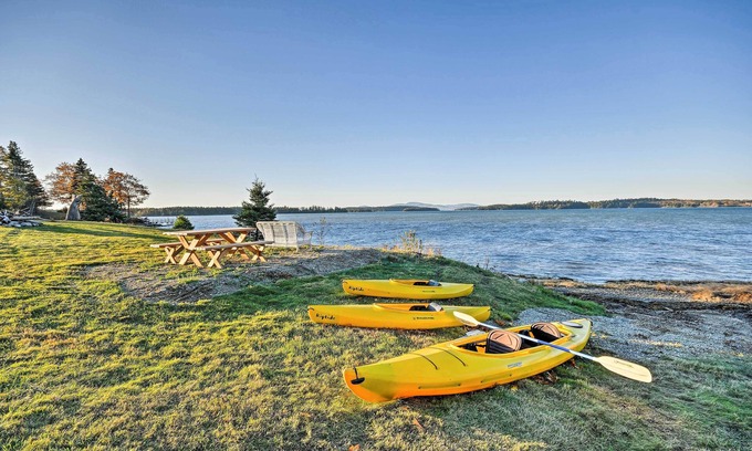 East Sullivan Cottage | Oceanfront Sullivan Cottage sur 6 acres w / Kayak!