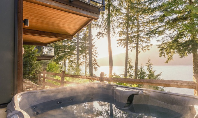 Port Renfrew Cottage | Oceanfront View + Sleep 7+ Pet Friendly + Hot Tub