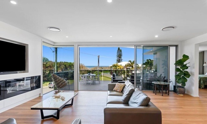 Shelly Beach Maison | Oceanfront with Pool -Steps Away from Shelly Beach