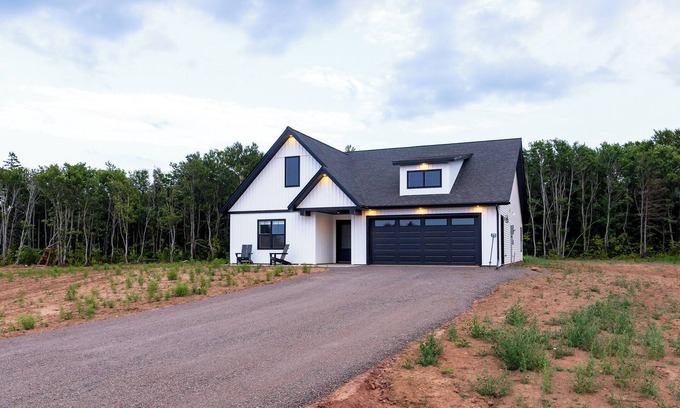 Lakeside Maison | Oceanlinks Escape near Crowbush Golf Course & Lakeside Beach