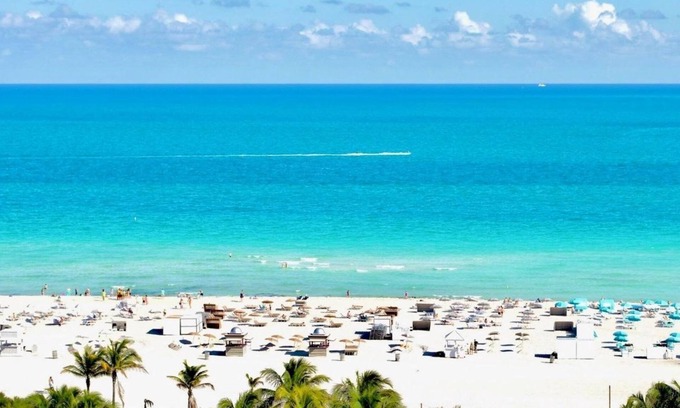 Mid Beach Appartement | Oceanside 2 bedroom Escape with Pool, Steps from the Beach -