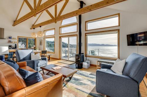 Oceanside Maison | Oceanside Escape with Stunning Views Walk to Beach!