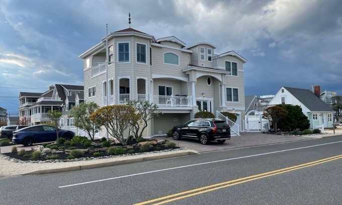 Beach Haven Terrace Maison | Oceanside home w/ pool, roof deck and all things provided.