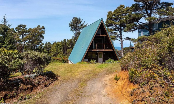 Waldport Cabine | Oceanview A-Frame Cabin - Iconic 70's Architecture by the Sea