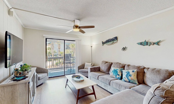 North Myrtle Beach Copropriété | Oceanview condo with pool, private balcony & steps to beach
