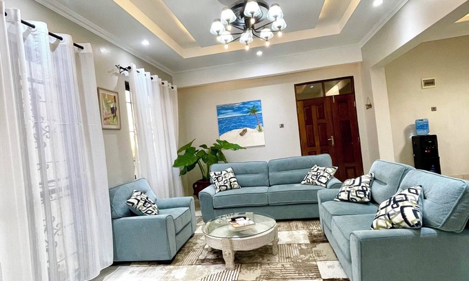Bamburi Appartement | Oceanview Zuri Penthouse-Meters from the beach
