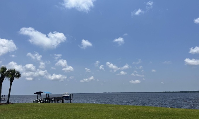 Panacea Copropriété | Ochlocknee Bay front condo located in George's Lighthouse gated community.