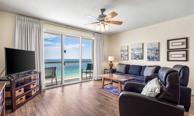 Miramar Beach Station Balnéaire | Comfortable and Quiet, West End PCB! May 2 - 9th open!