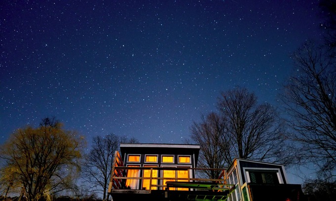 Town of Broome Cabine | Off-Grid Tiny Stargazing Home with Mountain views, Elevated Deck & Wi-Fi