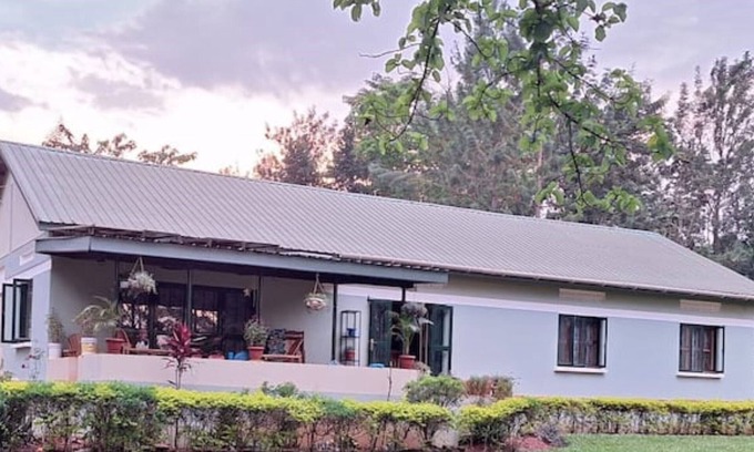 Jinja Maison | Off grid WiFi KS bed spacious home Nile river views sleeps 8 10km to Jinja