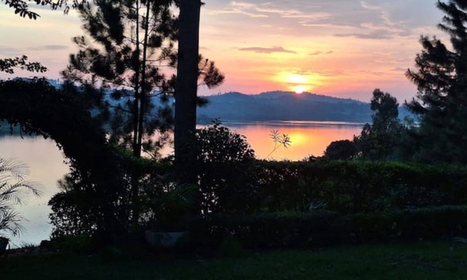 Jinja Maison | OFF GRID WiFi riverside 2 bed family cottage only 10km from Jinja sleeps 6