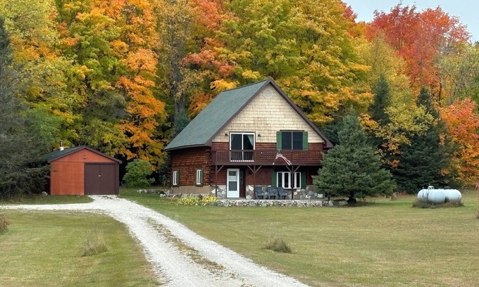 Shingleton Maison | Off-road vehicle trail access from driveway