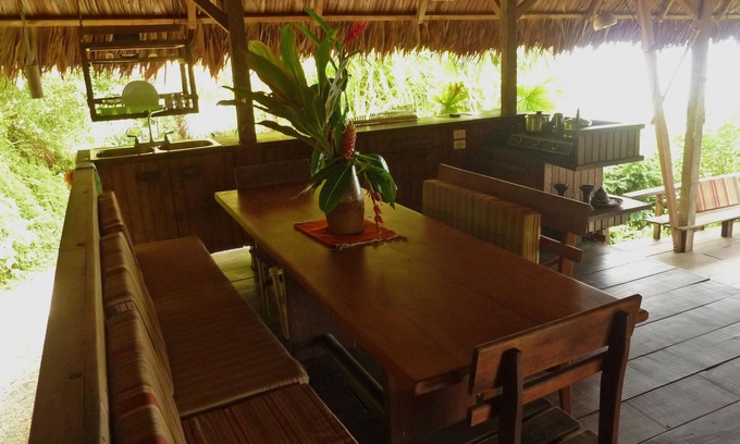 Carate Maison | Off the Grid Bungalow entouré par la forêt tropicale et
