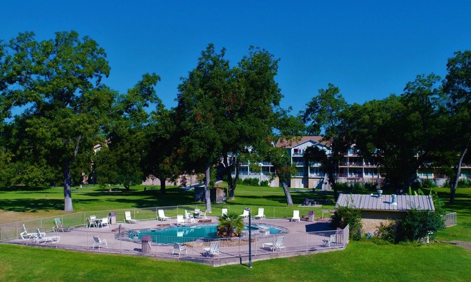 New Braunfels Copropriété | Off the Hook Chardonnay Getaway, Watewheel Condos On The River, pet friendly