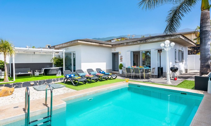Las Arenas Villa | PRIVATE HEATED POOL, AirCon, Fast WIFI, BBQ, Teide views, RELAX