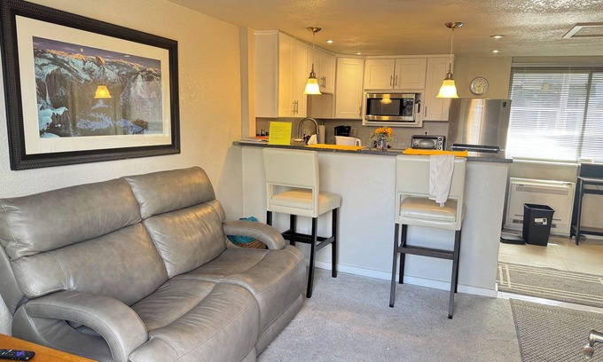 East Gate Maison | Central location, close to Mountains & Denver, Full Kitchen, near Red Rocks