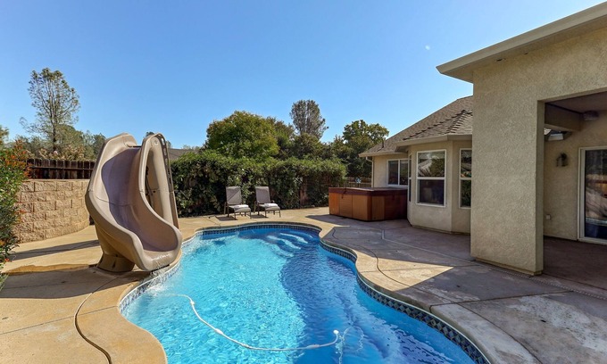 Redding Maison | Ohana Landing : WaterS\ide Spa* AirH0ckey