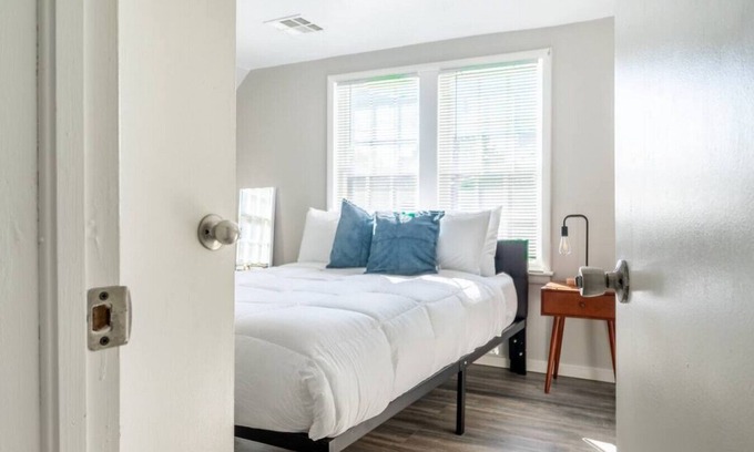 Lincoln Terrace Appartement | OKC 9 · Charming Carriage Cottage from 1920's!