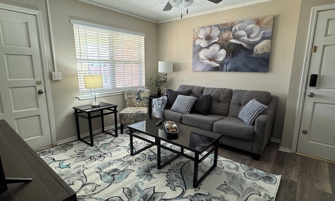 Central Oklahoma City Copropriété | OKC condo with king bed and balcony