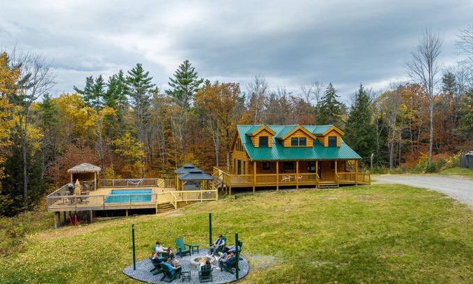 Cavendish Cabine | Okemo Oasis - Cabin: Hot Tub, Fire Pit, Pool Table, Shuffleboard Table, Sledding