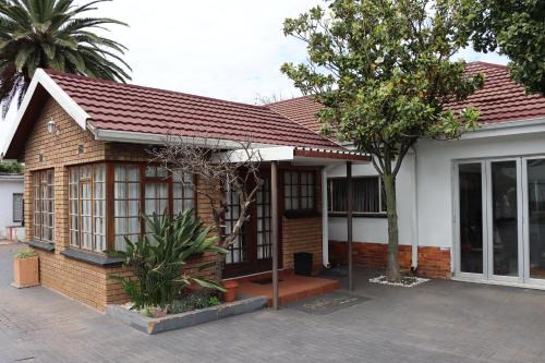 Emalahleni Maison | Okuhlekwethu Guesthouse