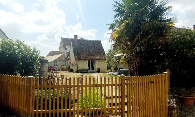 Crouzilles Maison | Ancienne maison tourangelle de charme, entierement renovee,cadre arbore et clos.