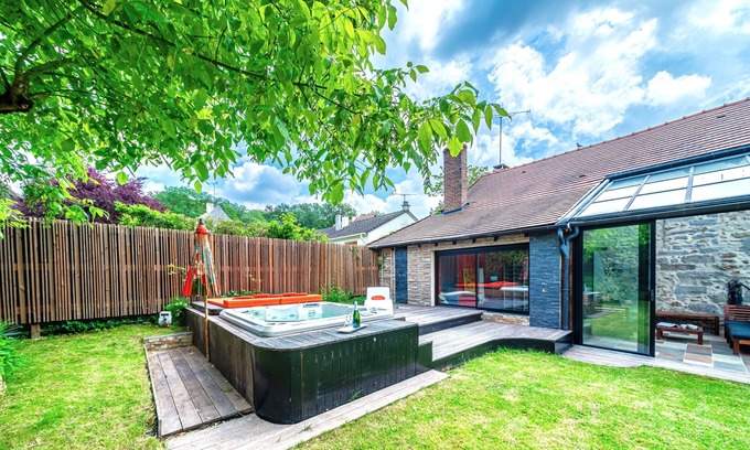 Marcoussis Villa | Ancien Corps de Ferme Jardin Jacuzzi 30 min Paris