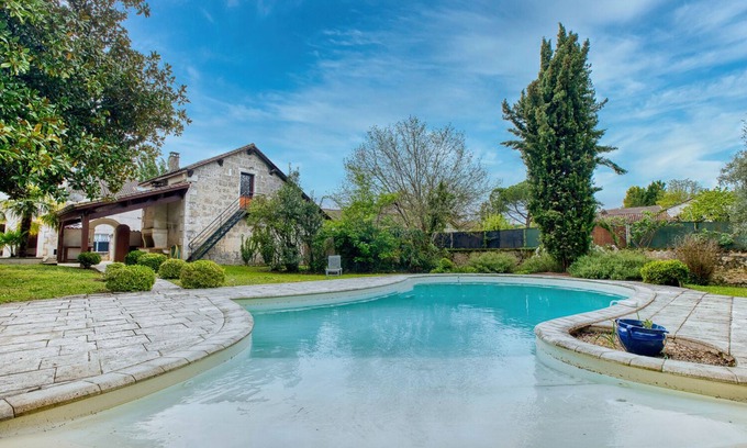 Saint-Privat-en-Perigord Maison | Old house with pool in the heart of Périgord