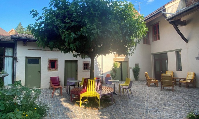 Etrigny Appartement | Maison ancienne dans une cour ombragée. Juste a côté de sentiers de randonnées.