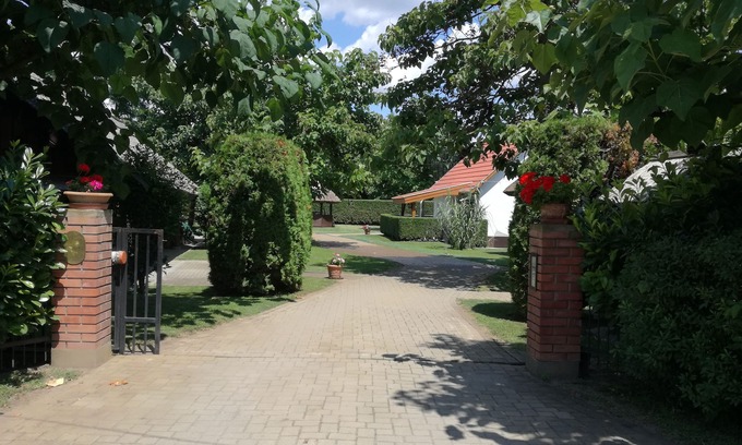 Tiszafured Autre | Anciennes fermes couvertes de roseaux à côté du lac Tisza, près de Puszta