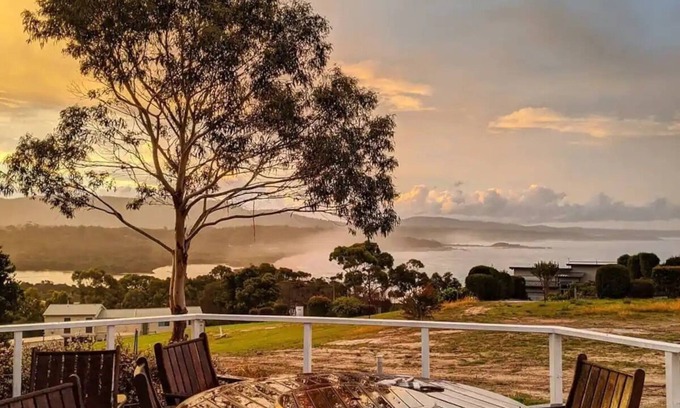 Binalong Bay Maison | Old Salty. (Airbnb)