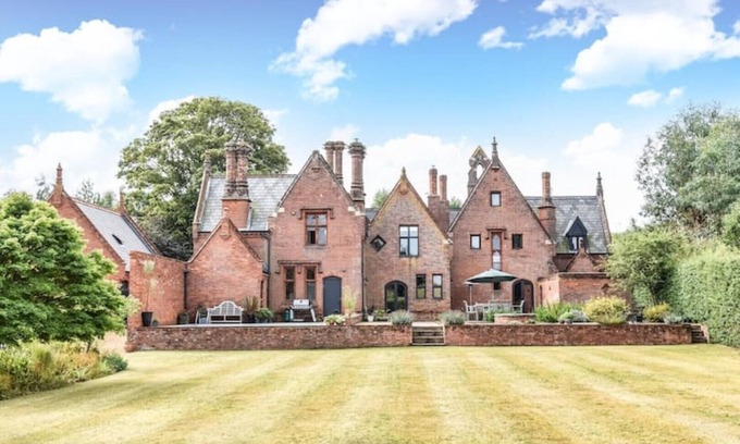 Ringland Maison | Old School meets Contemporary (sleeps 16 to 20)
