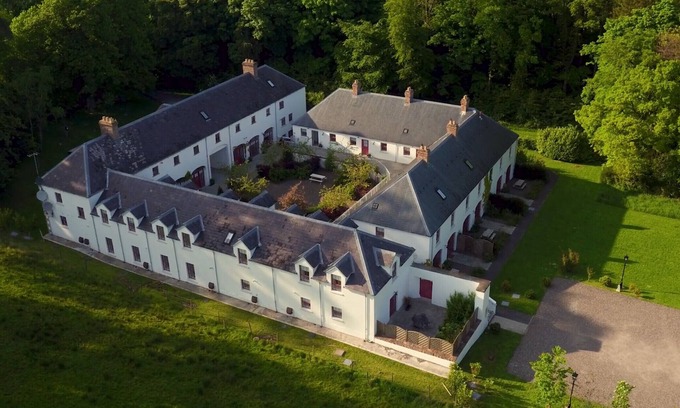 Monaghan Chalet De Ski | Old Stable Mews Castle Leslie