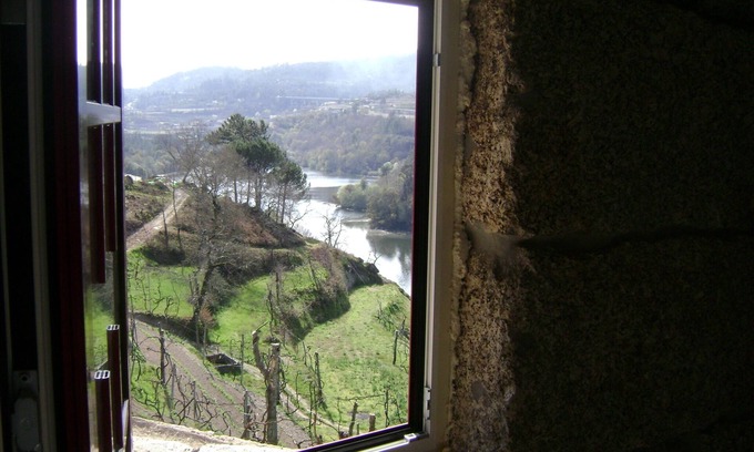 Amarante Maison | Vieille maison en pierre avec piscine et rivière.