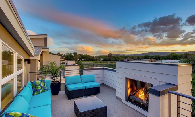 Old Town North Maison | Old Town Group Retreat - New to Brewery District!