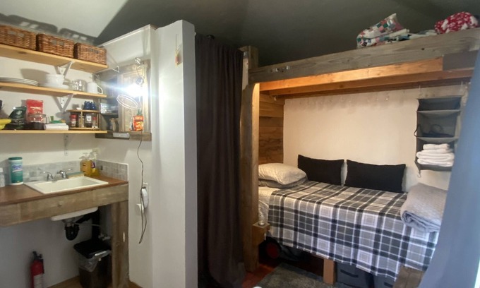 Carnation Appartement | Old Town Tiny Studio Cottage near Pacific University and Wine Country