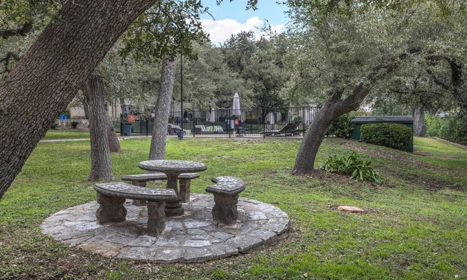 Highland Park West Copropriété | Old West Austin two Bedroom Charmer
