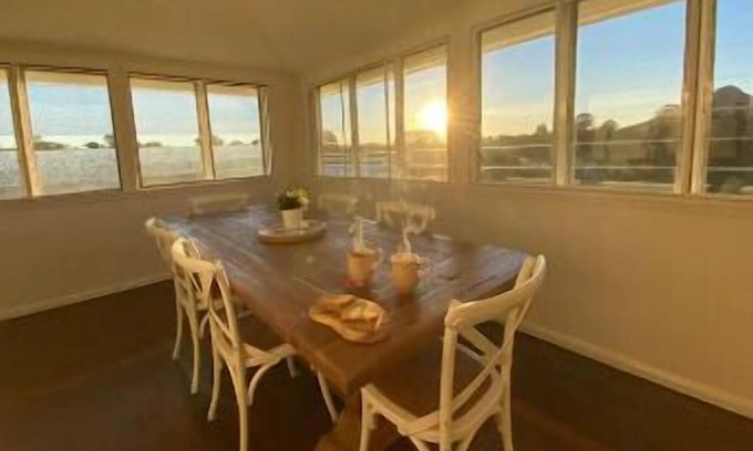 Cooroy Maison | Old World Charm, - Amazing Views - Farm Stay