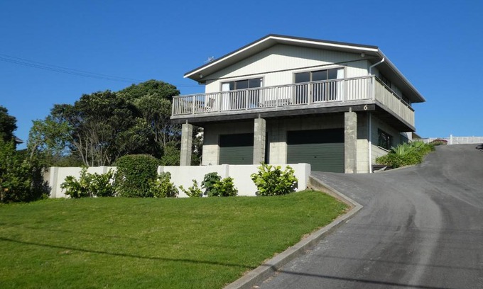 Waikanae Maison | Olde Beach Villa