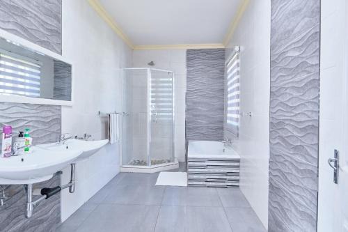 Evander Maison | Oleratong Guest House