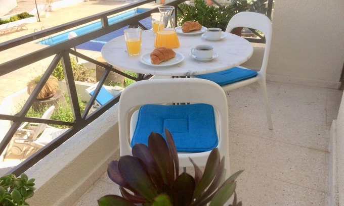 Paphos Appartement | Vue sur la piscine olympienne, à 5 minutes à pied du bord de mer et des plages.