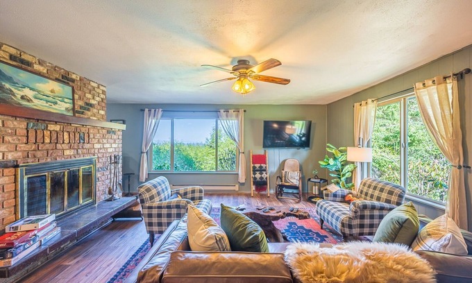 Sekiu Maison | Olympic Retreat:3 BR, detached cottage & hot tub close to Olympic National Park!